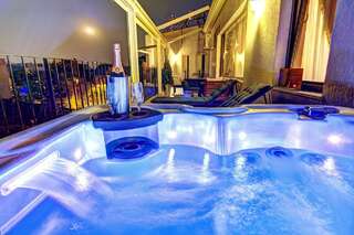 Отель Villa Boutique Lafayette Бухарест Люкс с гидромассажной ванной на открытом воздухе-6